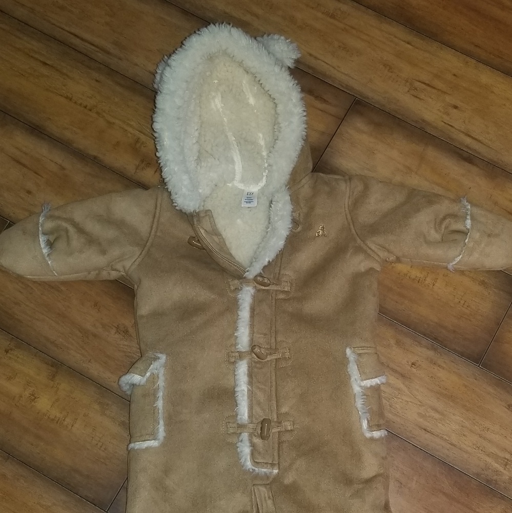 Neutral GAP snowsuit babies size 3-6 months